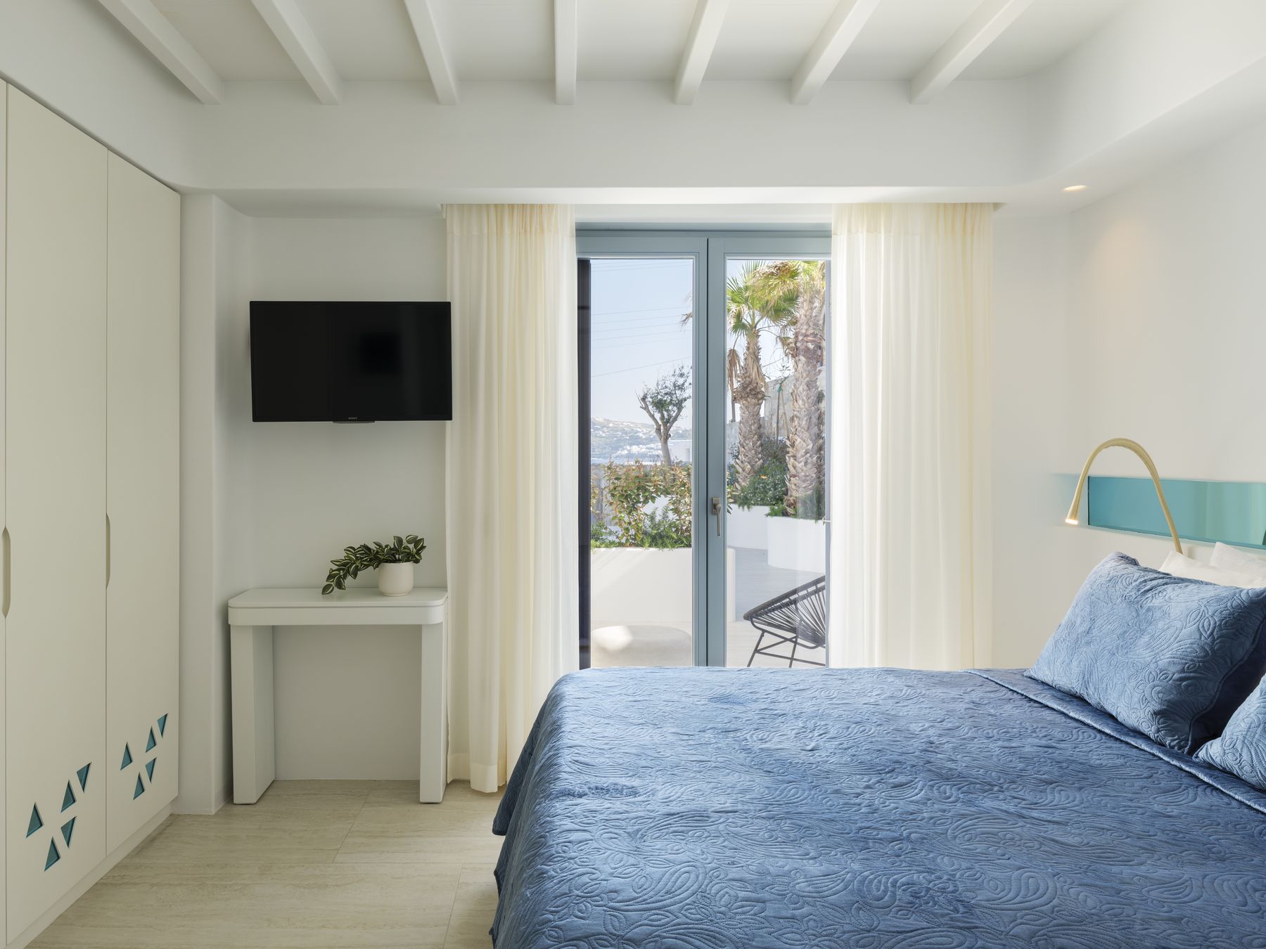 Bedroom with garden view
